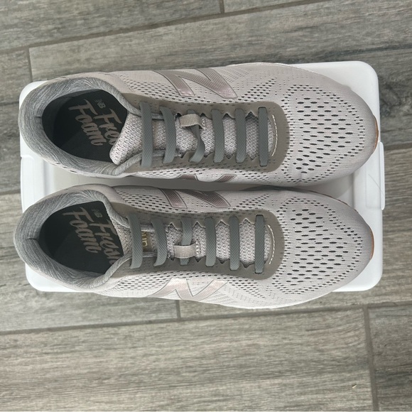 🩶🫶🏽 Almost new! New Balance Fresh Foam Sneakers Size10 Gray 🩶 👟 - Picture 5 of 8
